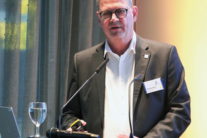  Matthias Klenner, Präsident vom Bundesverband Rollladen + Sonnenschutz e.V., informierte über Marktzahlen zum R + S Handwerk. 