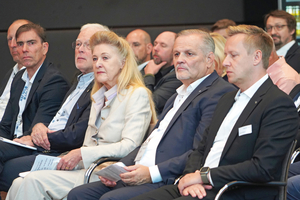  v.r.: Daniel Potthoff, Sälzer-Geschäftsführer Internationaler Vertrieb, Andreas Engelhardt, persönlich haftender Gesellschafter von Schüco, Dr. Gerlinde Niehus, ehemalige stellvertretende Nato-Direktorin. 