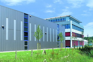  Verwaltungs-und Produktionsgebäude der Freudenberg Seals in Weinheim mit Stahl-Sandwich- und Kassettenelementen 