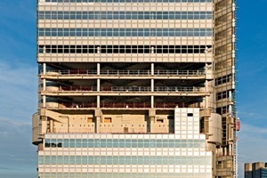  Die Dobler-Monteure arbeiten sich beim Fassadentausch von unten nach oben vor 