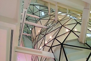 Die insgesamt 1.800 m² Stahl-Glas-Konstruktion zerfällt in über 1.500 Einzelstücke, die alle eine dreieckige Geometrie haben. 