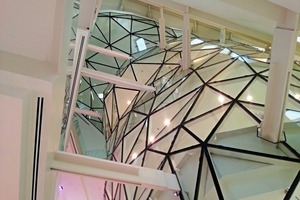  Die insgesamt 1.800 m² Stahl-Glas-Konstruktion zerfällt in über 1.500 Einzelstücke, die alle eine dreieckige Geometrie haben. 