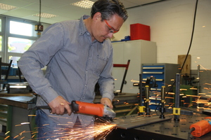  Der Winkelschleifer mit dem ErgoGrip ermöglicht präziseres Arbeiten. 