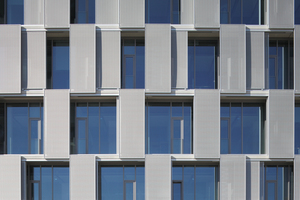  Sonnenschutzglas und bewegliche Aluminiumläden bieten Sicht- und Sonnenschutz. 