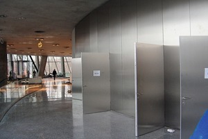  schmid + drüppel hat in Sachen Edelstahl besondere Kenntnisse: Die Edelstahlwand mit Türen wurde im Mercedes-Benz-Museum ausgeführt. 