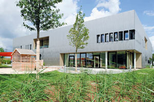  Kita-Gebäude in Essen mit plastisch verformter Edelstahl-Fassade. 