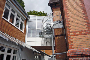  Außentreppe, Vordächer und Brücke mit Fassadenelementen für eine Privatschule in Kiel aus der Werkstatt von Bendixen 