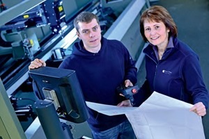  Geschäftsführerin Gabriele Bayer (r.) und Sohn Robert Bayer (l.) sind überzeugt von der Modernisierungsmaßnahme 