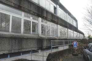  Sanierungsprojekt: die alte Fassade des Berufskollegs Dierunghausen 