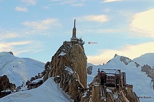  Wer den „Schritt ins Leere“ wagen möchte, kann mit Seilbahn und Aufzug auf den 3.842 Meter hohen Aiguille du Midi fahren 