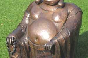  Sitzende Statue als Ruhepol im Garten 