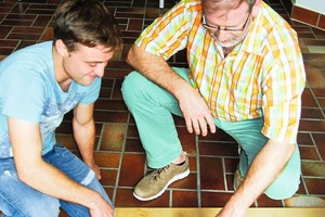  Schüler L. Clemens (l) im Gespräch mit seinem Lehrer Michael Höhler über die Montage eines Metalldübels in Normalbeton. 