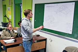 Schüler Martin Götz erläutert die Herstellung der Schraubenverbindungen zur Montage am Beispiel der Stahlhalle. 