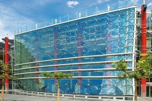  Weltpremiere: Die international erste Glasfassade mit biaxial gekrümmtem Seiltragwerk ziert den Neubau der Kreissparkasse Heinsberg 
