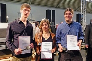  Der zweite Sieger Hannes Geltinger (l.) und der dritte Benedikt Johnke (r.) nahmen die Bundessiegerin Bernadette Fenzl in ihre Mitte 