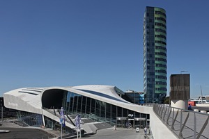  The hall‘s substructure consists of two 10 mm thick steel shells that are connected to each other by a steel rib design.Die Unterkonstruktion der Halle besteht aus zwei 10 mm starken Stahlschalen, die über eine Rippenkonstruktion verbunden sind. 