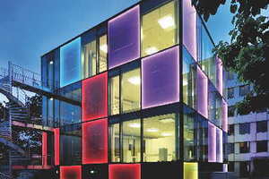  Die Fassade des&nbsp;"Energiewürfels" in Konstanz kann farbig beleuchtet werden... 