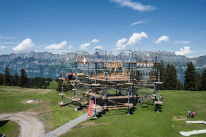  Der Kletterturm „Cliimber“ im schweizerischen Flumserberg. 