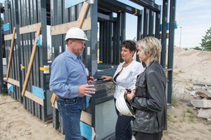  Editor Ulrike Hensel on a visit to the construction site with Marion Dawurske, board member and managing director, and project manager Dirk Höhne.Redakteurin Ulrike Hensel (r.) beim Baustellenbesuch mit Projektleiter Dirk Höhne (l.) und Geschäftsführerin Marion Dawurske (m.). 