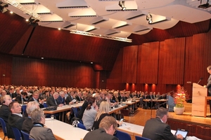  ift-Vorstandsvorsitzender und Metallbauunternehmer Bernhard Helbing begrüßte die über 960 Teilnehmer im Kongresszentrum Rosenheim. 