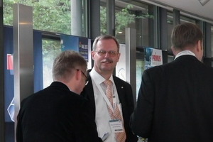  Dr. Klaus Huntebrinker, ISOLAR-Glas-Beratung GmbH, (mitte)&nbsp;im Gespräch 
