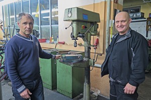  Die beiden Lehrmeister Stephan Hoyer (l.) und Renato Danek wünschen sich dringend eine neue Ständerbohrmaschine für die Werkstatt. 