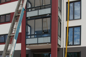  With the floor-to-ceiling glazing, the balcony resembles a winter garden.Mit der deckenhohen Verglasung wird der Balkon zum Quasi-Wintergarten. 