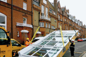  In London-Chelsea wird ein Open-Air-Dachschiebefenster eingebaut. 