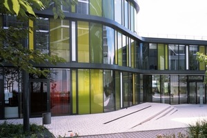  Die Glasfassade in sechs Grüntönen ist ein Parameter des nachhaltigen Energiekonzeptes, das dem Gebäude die DGNB Zertifizierung Silber bescherte. 