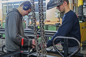  Georg Kreibich (l.) und Beatus Göstemeyer bauen gemeinsam einen TV-Schrank. Die beiden sind im dritten Lehrjahr. 