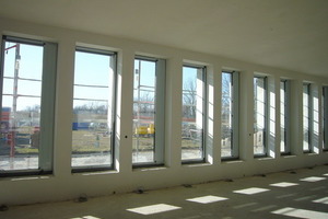  Jedes zweite Fenster des neuen Tönnies-Verwaltungsgebäudes wurde mit einer eigens enwickelten Lüftungsklappe ausgestattet 