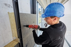  Um die Windsoglasten in den oberen Geschossen zuverlässig abtragen zu können, entschied sich Dodel Metallbau für die Befestigung jeder Dämmplatte mit je zwei Dübeln. 