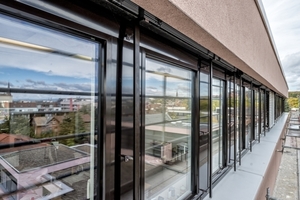  Nach und nach werden 1.400 m2 alte Aluminiumfenster mit der Überschubrahmenmontage von Finstral saniert. 