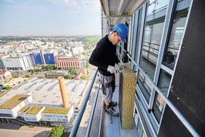  Das zwölfköpfige Team von Obermonteur Helmut Hartl muss für Montagearbeiten in luftiger Höhe schwindelfrei sein. 