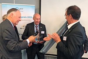  VFF-Präsident Bernhard Helbing (r.) und Peter Albers, Vorsitzender des Arbeitskreises Marketing, überreichen Unternehmer Helmut Hilzinger (mitte) den Deutschen Marketingpreis. 
