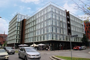  Eine zweite Haus aus Glas schützt die historische Fassade eines Geschäftsgebäudes in der HafenCity. 