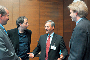  Fachreferent Heinz-Josef Nilges (links) im Gespräch mit Metallbauern 