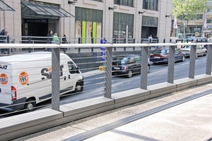  Das Geländer an den Rampenausgängen am Kö Tunnel in Düsseldorf stammt von Eibler. Herausforderung war eine Statik, die den Anpralllasten des Straßenverkehrs standhält und zugleich filigran wirkt. 