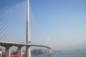  Die Pfeiler der Schrägseilbrücke, der Stonecutters Bridge in Hong Kong, sind an ihrer Spitze auf einer Länge von 120 m mit nichtrostendem Duplex-Stahl verkleidet. 