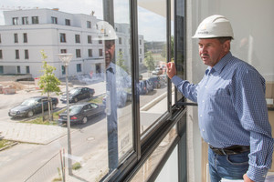  Project manager Dirk Höhne shows that sliding window elements can be smoothly operating.Projektleiter Dirk Höhne führt die leichtgängigen Fensterschiebeelemente vor. 