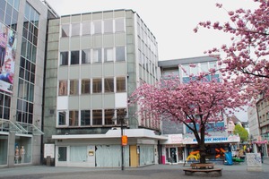 Vorher: Das Geschäftshaus aus den 1960er-Jahren in der Bottroper Innenstadt wurde durch energetische Sanierung zum Plus-Energie-Gebäude. 