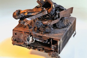  Ein Festplatten-Crash oder ein Brandschaden können zum plötzlichen Datenverlust führen. 