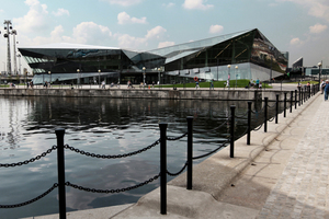  Der polygone Bau liegt am Wasser der Royal Victoria Docks. 