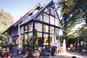  Glas in Wintergärten vereint heute hohe Anforderungen an Wärmedämmung, Sonnen- und Schallschutz. Für die Dachverglasung ist bei monolithischen Scheiben in der Regel Verbund-Sicherheitsglas vorgeschrieben. 