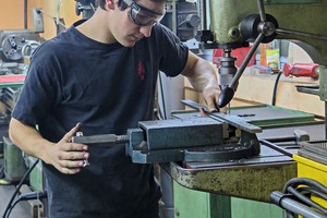  Marco Hoyer, Azubi im zweiten Lehrjahr, arbeitet an der Ständerbohrmaschine. 