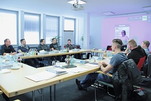  Elf Metallbauer von Franz Hauk nehmen am Tagesseminar bei Assa Abloy teil, um einen Sachkundenachweis für Rettungswegtechnik zu erwerben. 