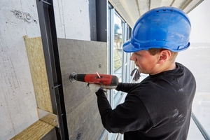  Um die Windsoglasten in den oberen Geschossen zuverlässig abtragen zu können, entschied sich Dodel Metallbau für die Befestigung jeder Dämmplatte mit je zwei Dübeln. 