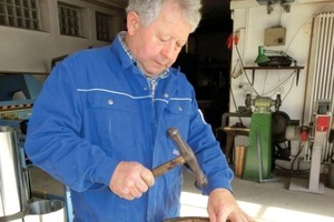  Mit dem Treibhammer dehnt Wilhelm Buchert das Kupferblech zur gewünschten Form.  