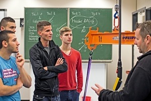  Auf dem Stundenplan in der Schule steht auch das Bedienen der Maschinen 