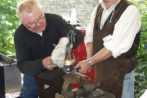  Der aktuelle "Internationale deutsche Meister der Schmiede" Manfred Fattler (links) mit Erich Seifert beim Schmieden der Meisterarbeit 2010 